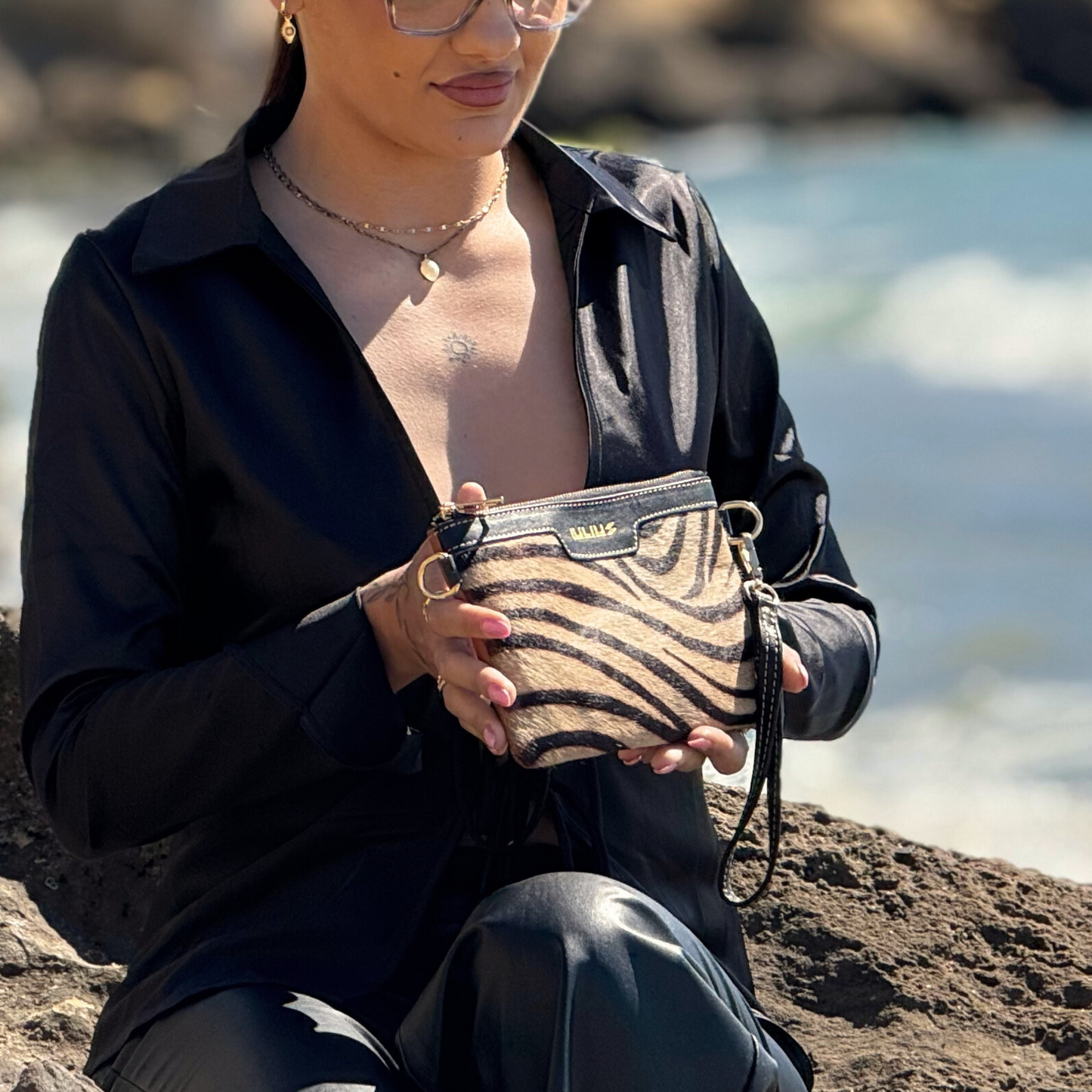 Cartera de Mano de Cuero Negro con Solapa Pelo Cebra – Piel Genuina – IULIUS
