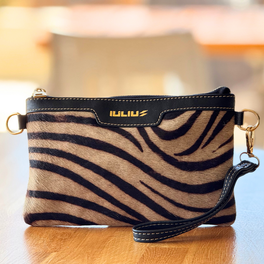 Cartera de Mano de Cuero Negro con Solapa Pelo Cebra – Piel Genuina – IULIUS