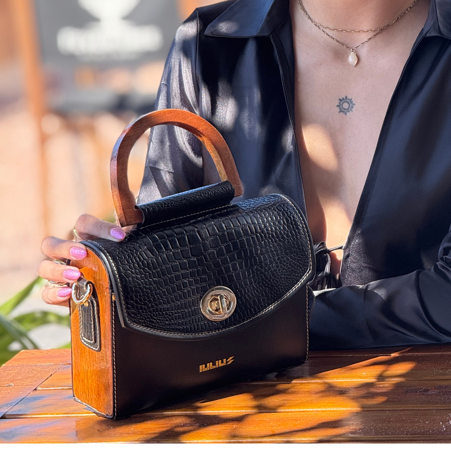 Bolso de Cuero con Solapa patron Cocodrilo  y Laterales de Madera – IULIUS