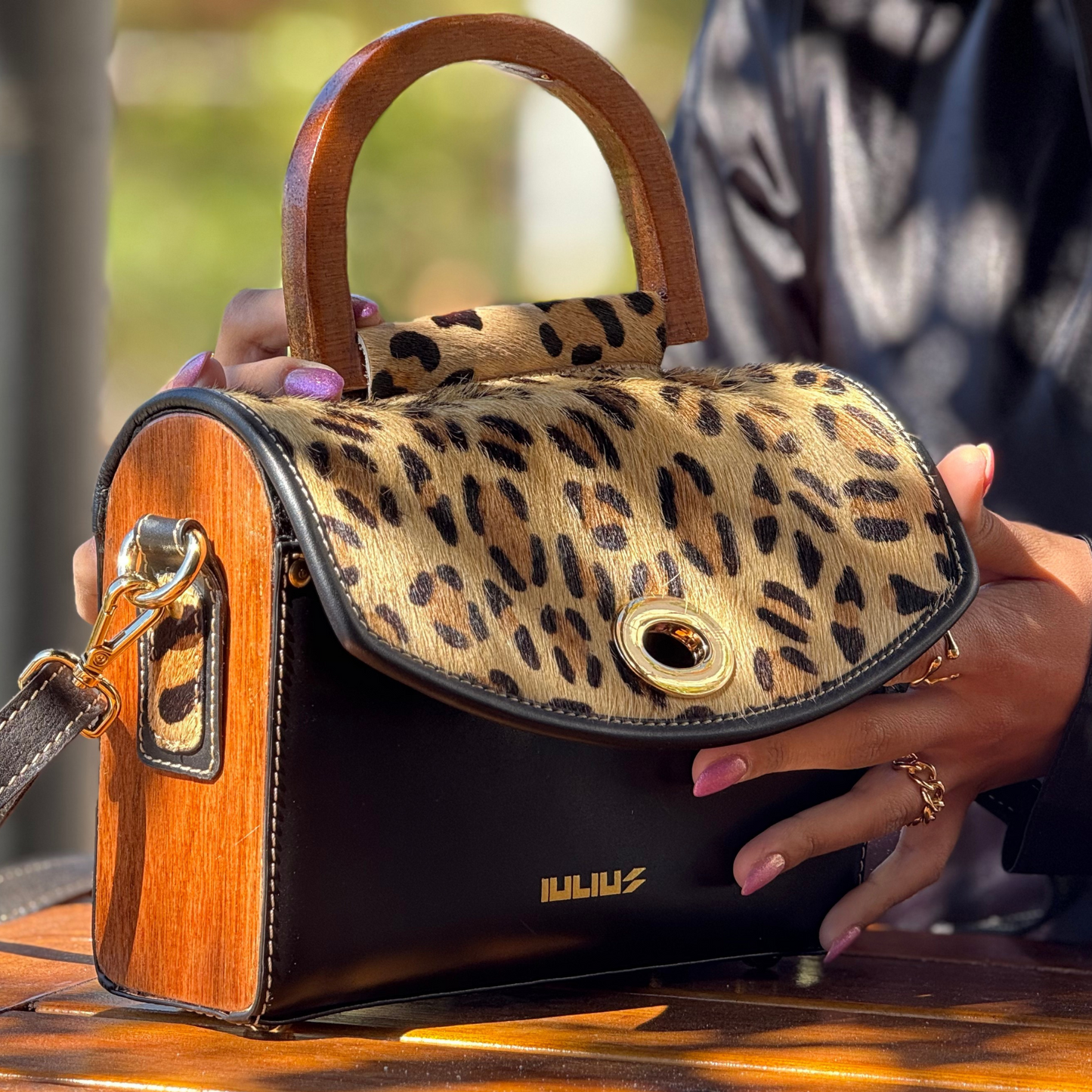 Bolso de Cuero con Solapa Leopardo y Laterales de Madera – IULIUS