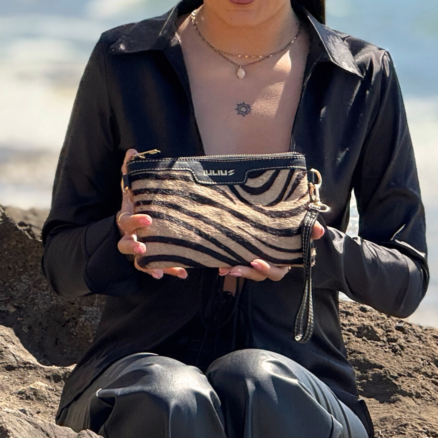 Cartera de Mano de Cuero Negro con Solapa Pelo Cebra – Piel Genuina – IULIUS